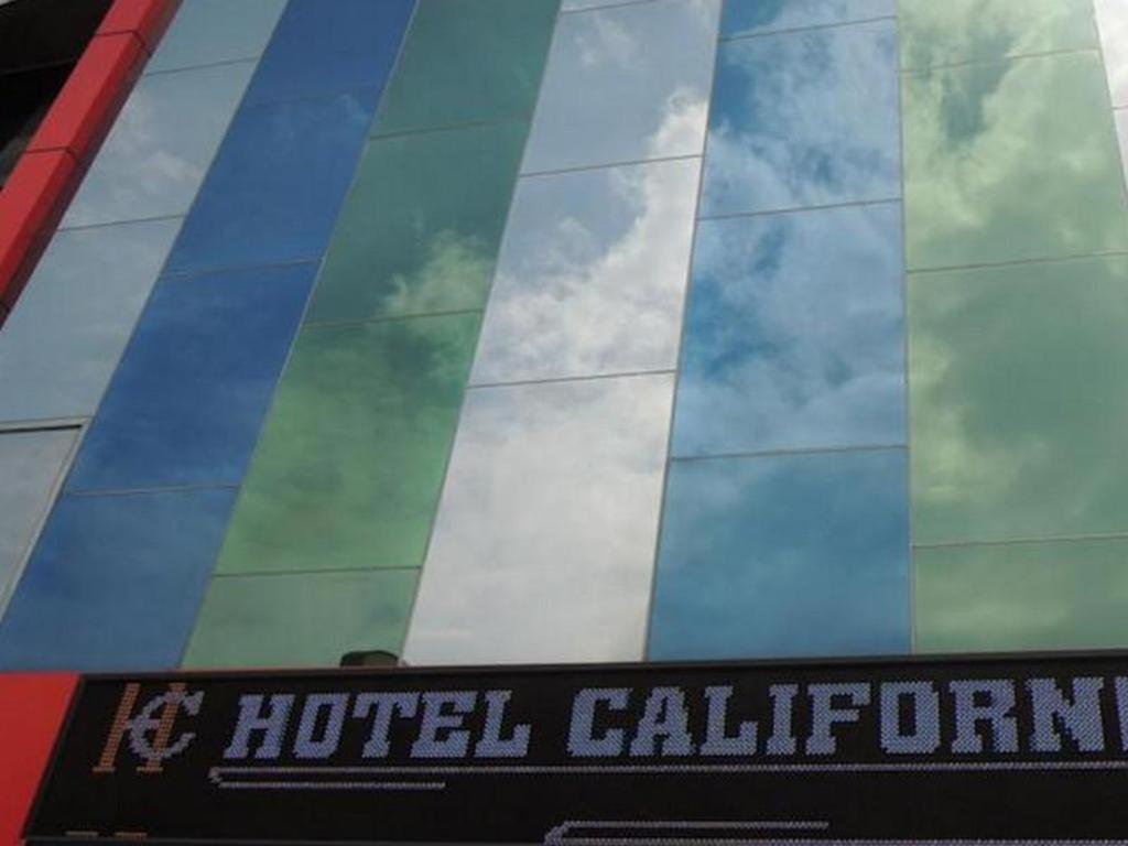 California Hotel Yakarta Exterior foto