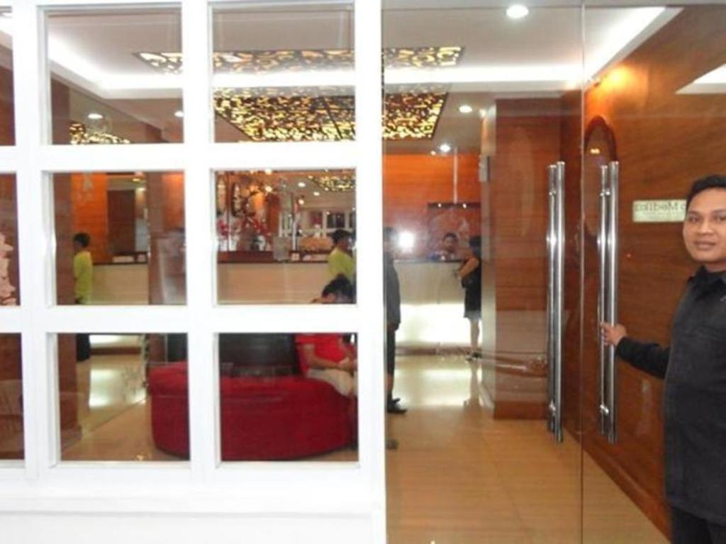 California Hotel Yakarta Exterior foto