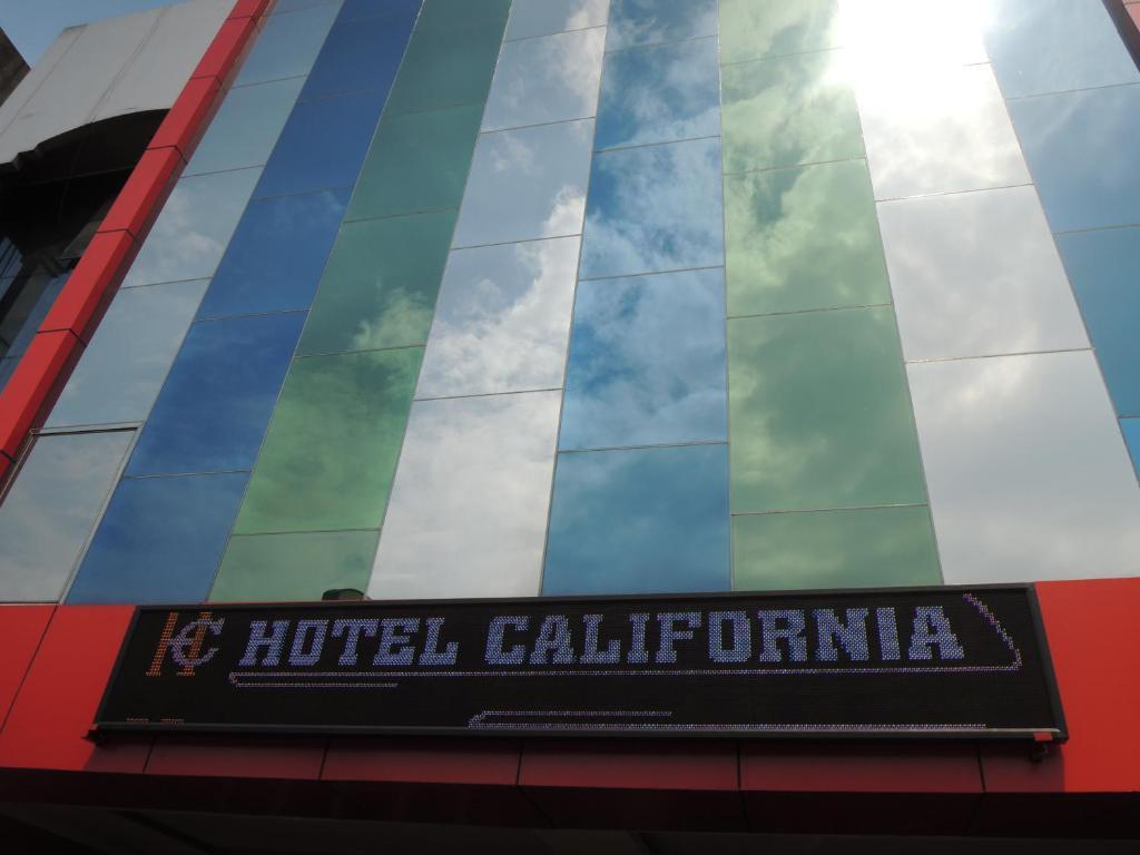 California Hotel Yakarta Exterior foto