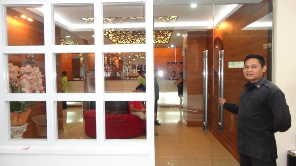 California Hotel Yakarta Exterior foto